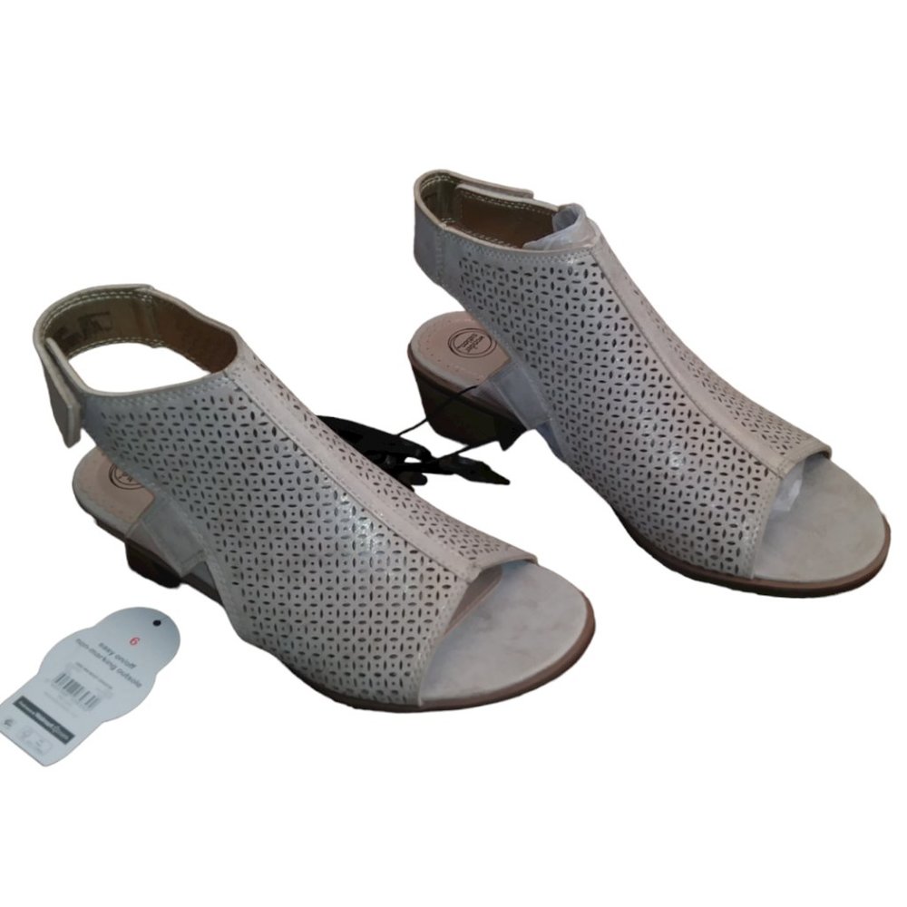 Wonder Nation Ankle Sandals Color Beige, Size 6